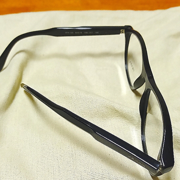 Prada - Picture 2 of 2